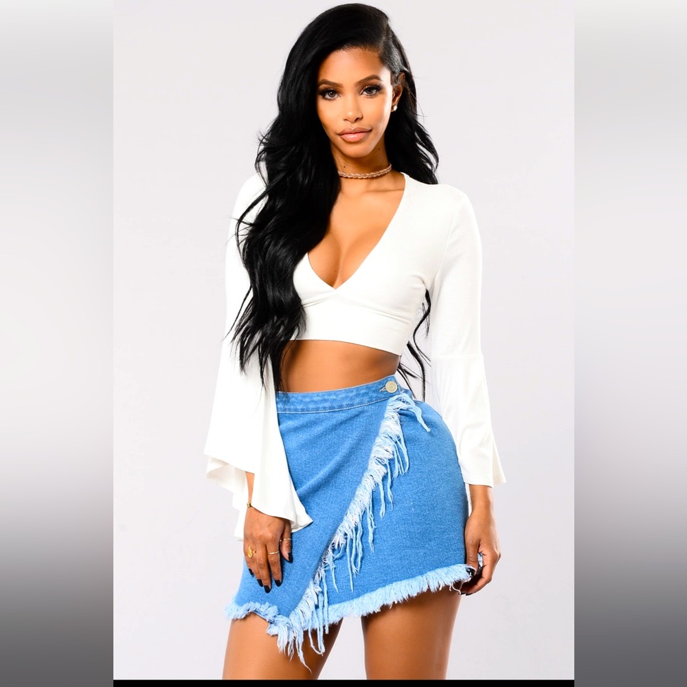Bell sleeve plunge v neck long sleeve crop top